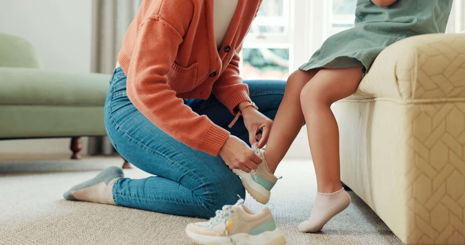 Une mère habille son fils avant le départ pour l'école
